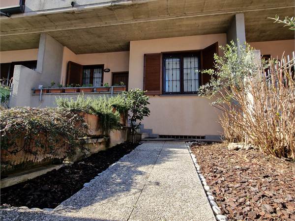 VILLETTA A SCHIERA IN PIENO CENTRO!