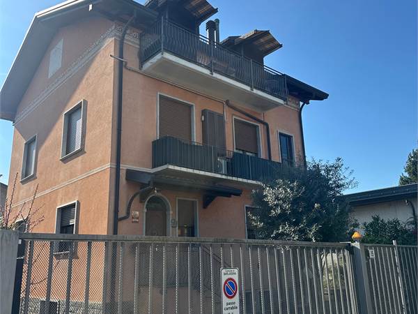 TRILOCALE IN VILLA TRIFAMILIARE CON TAVERNA E BOX