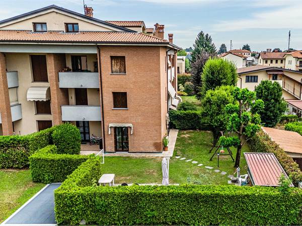 TRILOCALE  CON TAVERNA  E GIARDINO