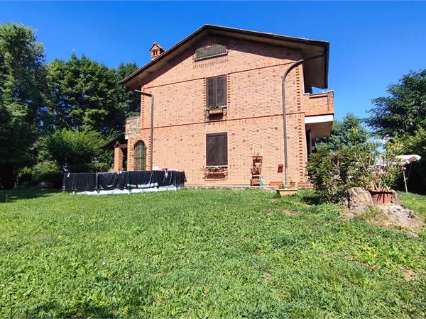  VILLA A SCHIERA DI TESTA CON AMPIO GIARDINO