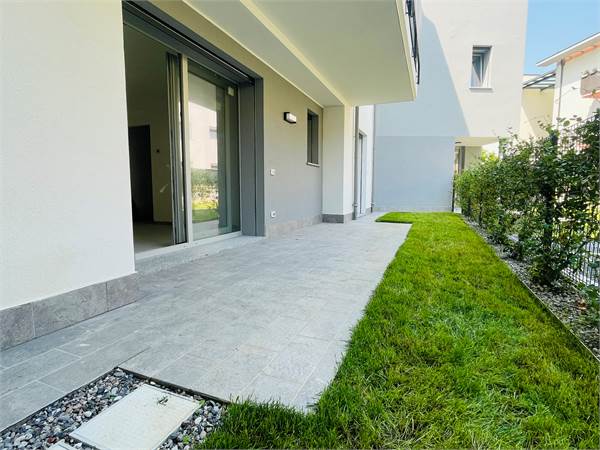 2 LOCALI CON GIARDINO E BOX