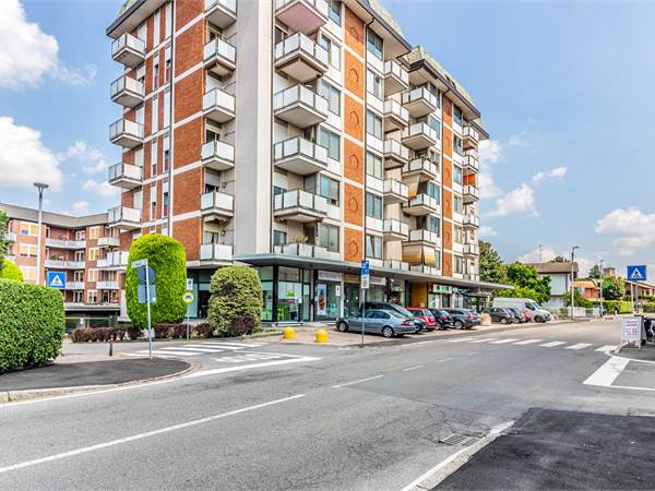 AMPIO  4 LOCALI CON BOX E CANTINA
