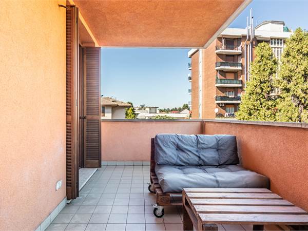 2 LOCALI CON TERRAZZO