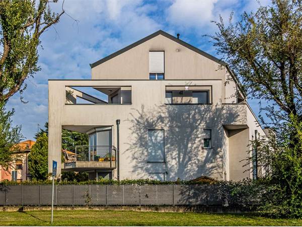 INCANTEVOLE TRILOCALE CON GIARDINO PRIVATO