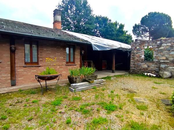 VILLA UNIFAMILIARE CON AMPIO GIARDINO 