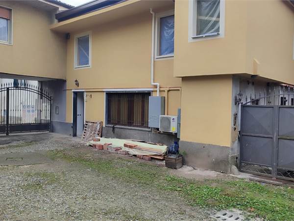 DUE LOCALI COMPLETAMENTE RISTRUTTURATO