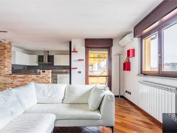 Trilocale ultimo piano con terrazzo, doppi servizi, box e posto auto