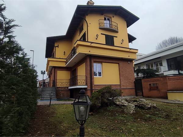 4 LOCALI IN VILLA CON TAVERNA E GIARDINO