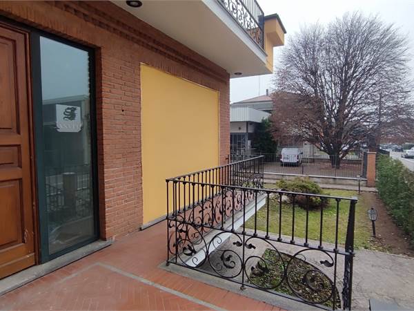 4 LOCALI IN VILLA CON TAVERNA E GIARDINO