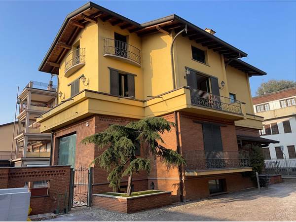 3 LOCALI IN VILLA CON BALCONE 