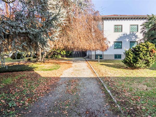  ESCLUSIVO APPARTAMENTO IN VILLA - 230 MQ SU UNICO LIVELLO