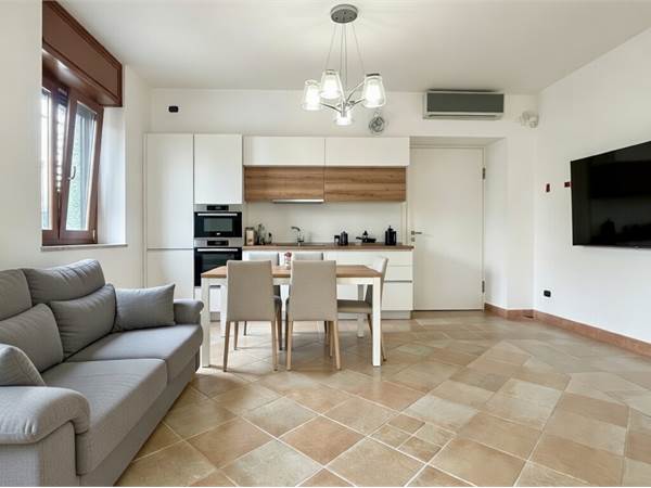 Quattro locali ristrutturato con 2 posti auto – poche spese