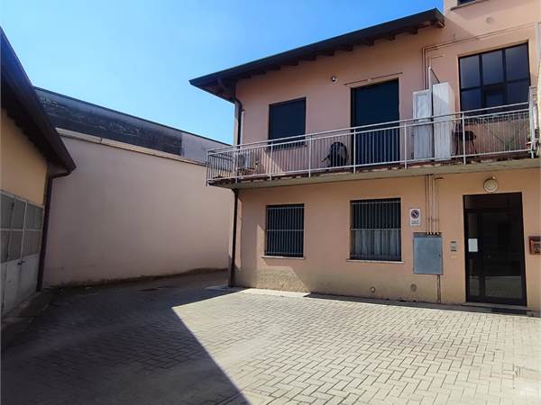 OTTIMO BILOCALE IN CONTESTO DI 4 UNITÀ SENZA SPESE