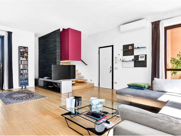 Attico su due livelli di 250 mq con terrazzo, mansarda, 2 box e cantine