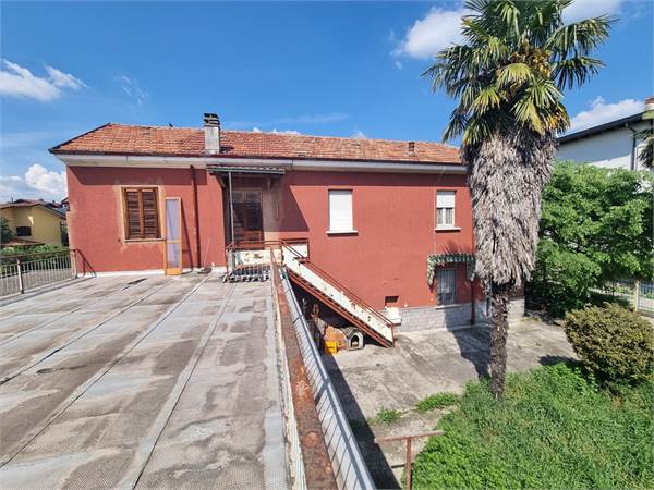 Villetta in centro, con 200 mq di giardino !!