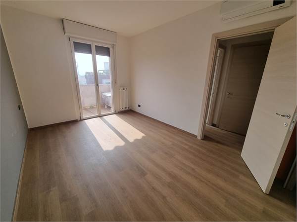 Bilocale con box, libero subito !!