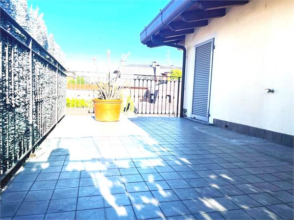 Bilocale attico mansardato con terrazzo e balcone 