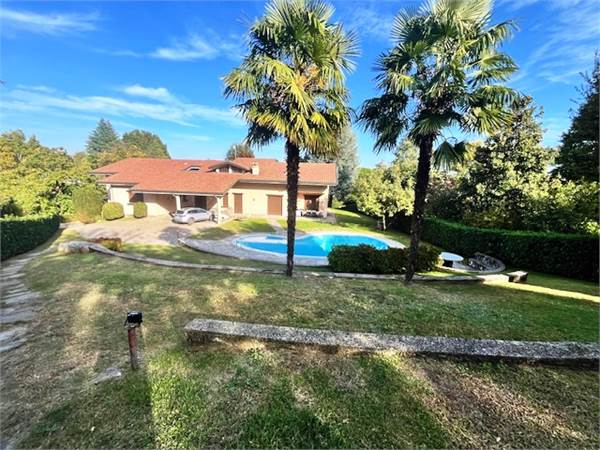 VILLA SINGOLA CON PISCINA INVERIGO